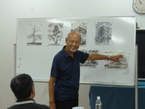 写真：講師が受講者の作品を講評している様子