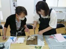 写真:講師が受講者に説明している様子