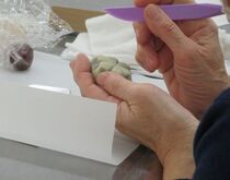 写真:受講者がヘラで模様を描いている様子