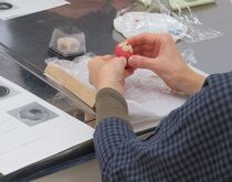 写真:受講者がサンタクロースの足をつけている様子