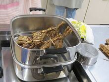 写真:竹皮に包んだ羊羹を蒸す様子