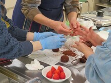 写真:餡を餅生地で包んでいる様子