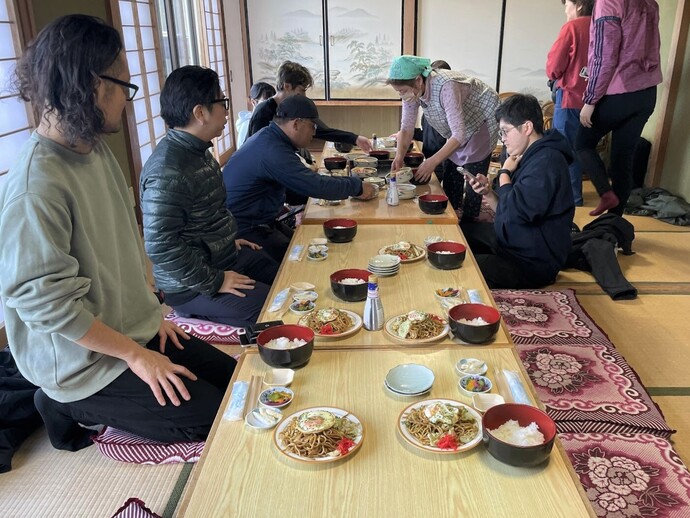 食事している写真