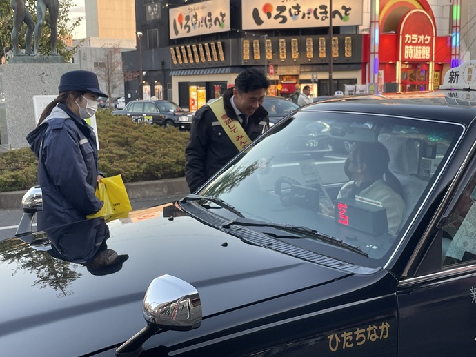 写真：キャンペーン活動を行う大谷市長