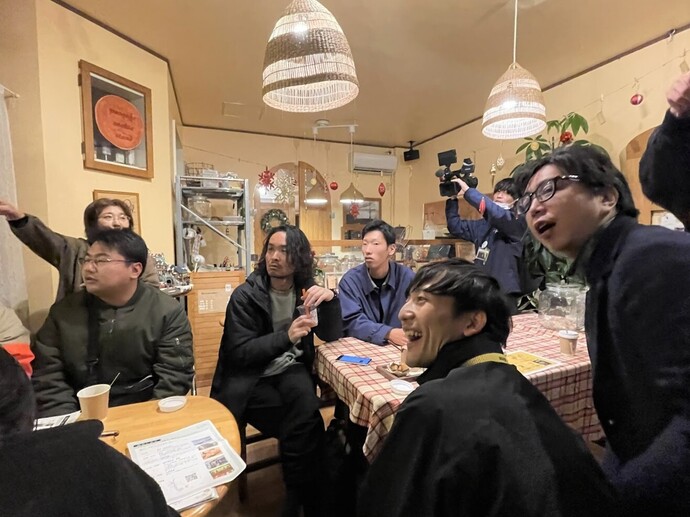 話で盛り上がっている写真
