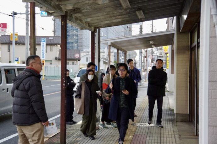 街歩きしている写真