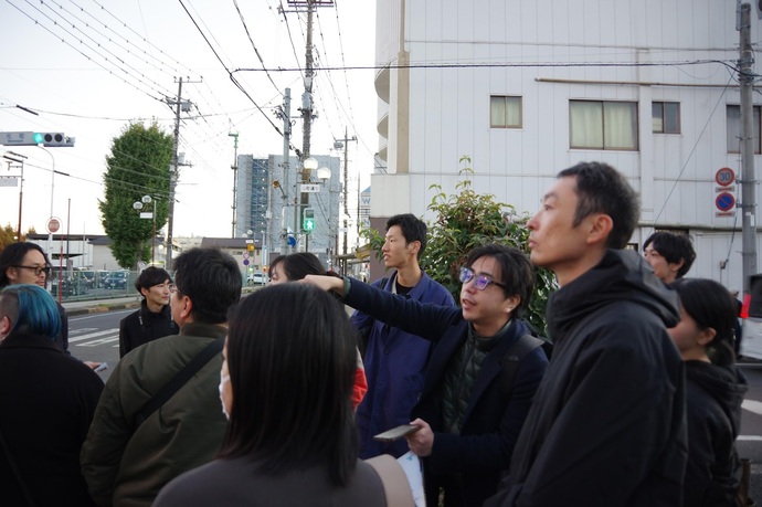 街歩きしている写真