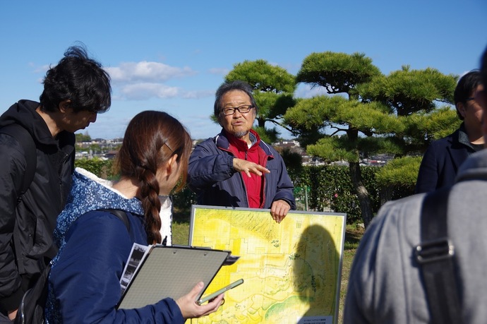 説明を受けている写真