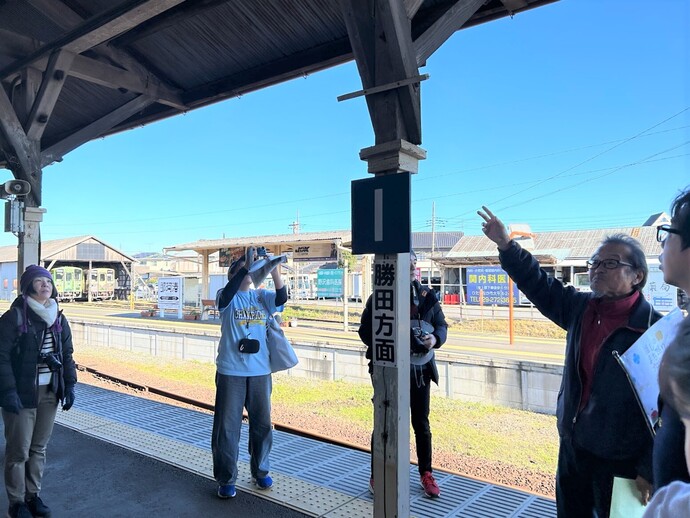 駅舎を案内している写真