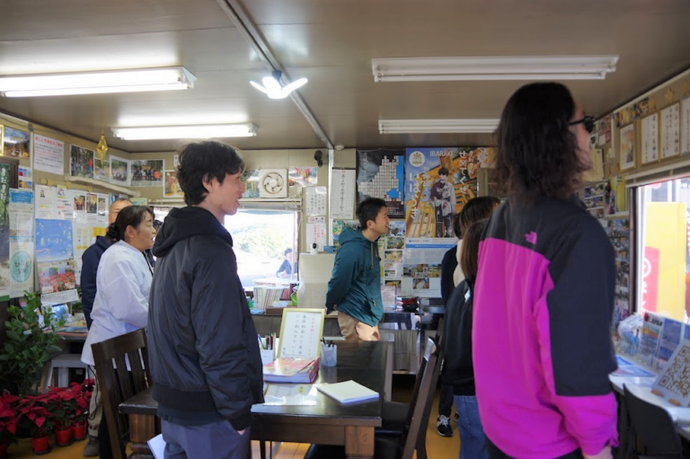 見学している写真