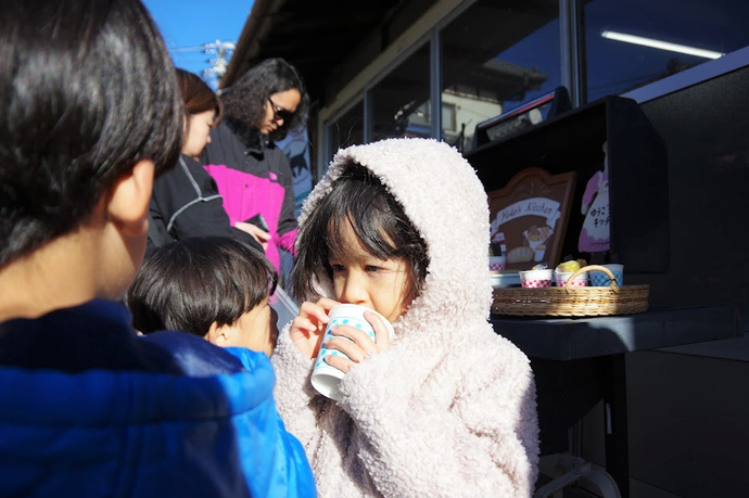 おいもを食べる子どもの写真