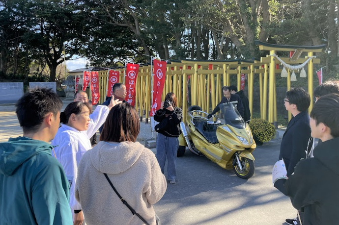 見学している写真