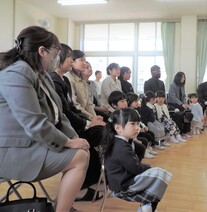 椅子に座る保護者と園児