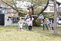 太鼓橋で遊ぶ園児たち