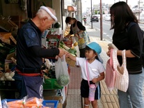  地域の八百屋さんと話す親子