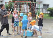 みんなで水鉄砲をする園児たち