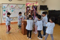 くす玉を割る園児たち