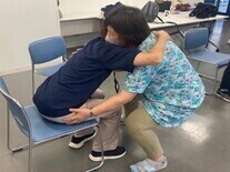 一人がもう一人を抱えている写真