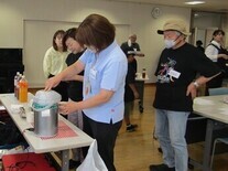 飲み物を注いでいる写真