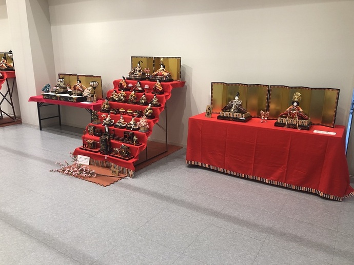 7段飾りなどひな壇が多数並んでいる写真