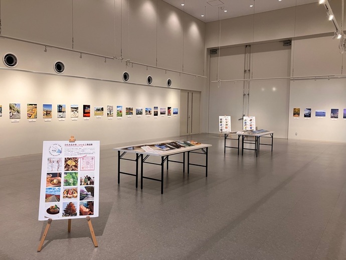 いいとこ発信隊が撮影した写真が多数展示されている様子