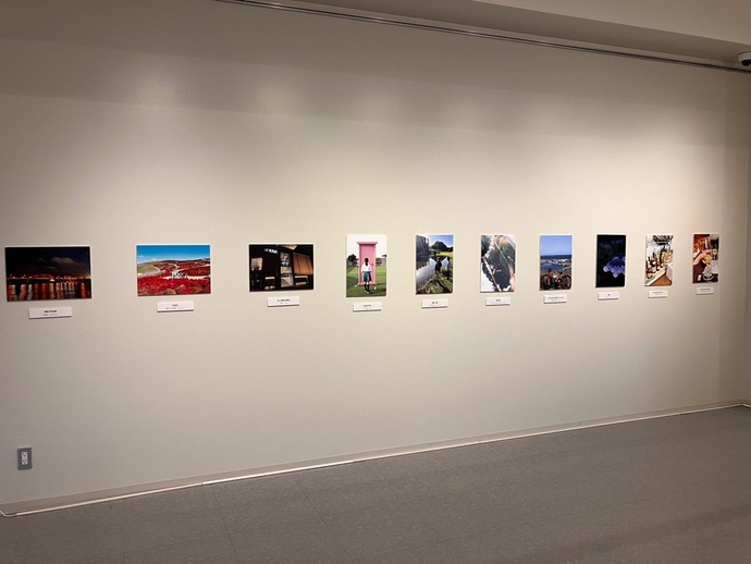 いいとこ発信隊が撮影した写真が多数展示されている様子