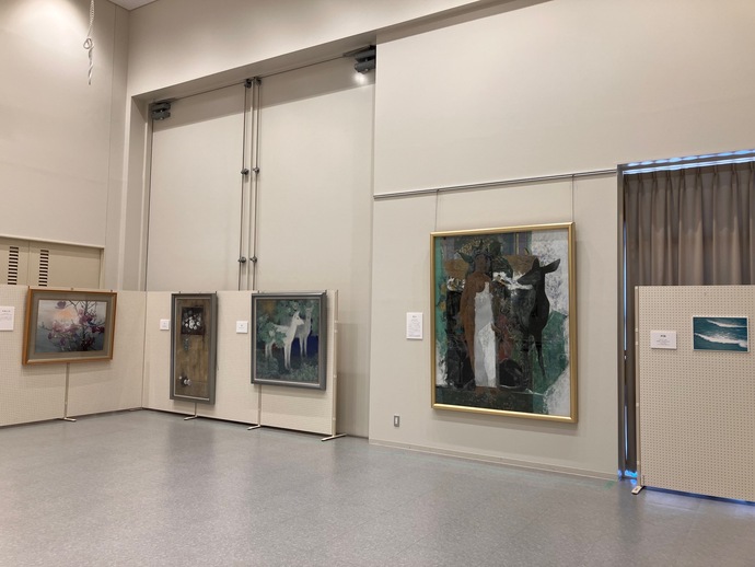 那波多目功一氏の描いた日本画が多数展示されている様子