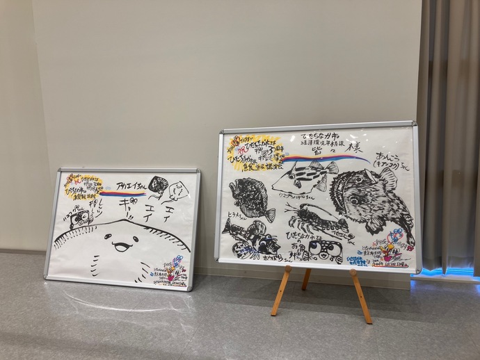 さかなクンの描いた作品が並ぶ様子