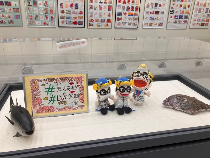 さかなクンの人形や魚の模型が並ぶ様子