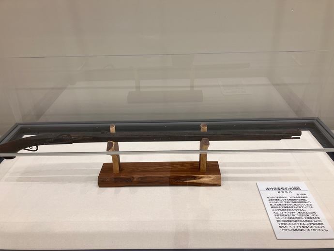 佐竹氏家臣の火縄銃が展示されている様子