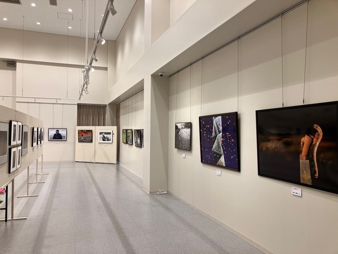 会員の撮影した写真が多数展示されている様子