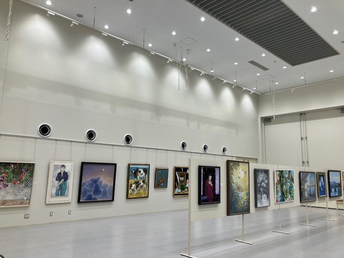会員の描いた絵画が多数展示されている様子