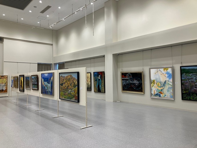 会員の描いた絵画が多数展示されている様子