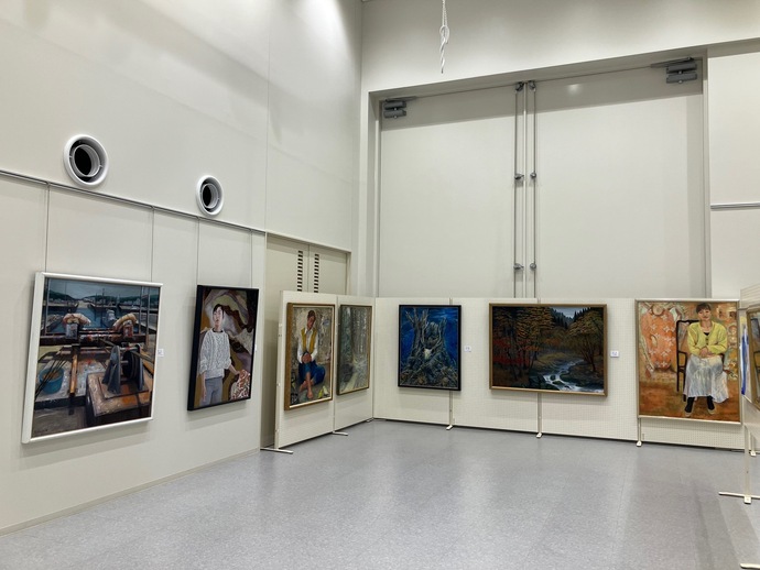 会員の描いた絵画が多数展示されている様子