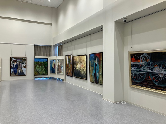 会員の描いた絵画が多数展示されている様子