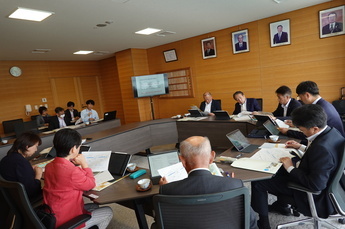 文教福祉委員会の会議の写真
