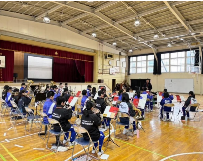 写真：体育館で吹奏楽の合奏をする子どもたち