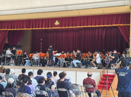 写真：ステージで演奏を披露する子どもたちと、演奏を聴く大勢のお客様