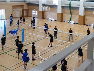 写真：バレーボールの練習をする子どもたち