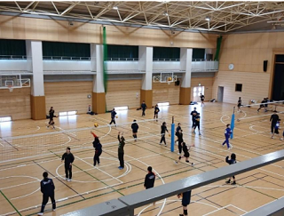 写真：体育館でネット際の練習をする子どもたち