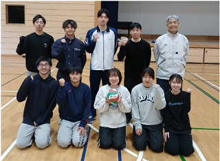 写真：笑顔でポーズをとる指導者たち