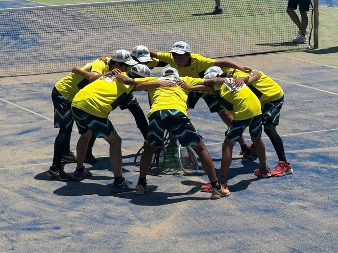 写真:円陣を組む子どもたち