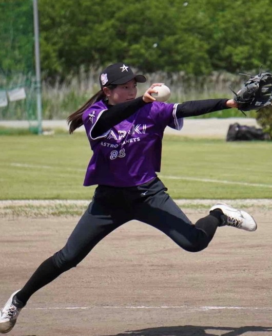 写真:ソフトボールの投球をする子ども