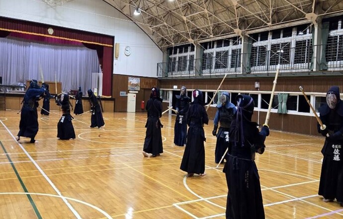 写真:剣道の練習する子どもたち