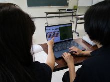 写真:パソコンのアプリを使って講師にタマの動かし方を教わっている様子