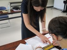 写真:講師にかけ算のしかたを教わっている様子