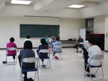 写真:椅子に座って足首をほぐしている様子