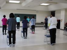 写真:かかとの上げ下ろしをしている様子