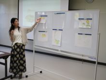 写真:作品を講評している講師の様子