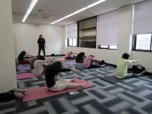 写真:骨盤を立てて背骨を丸めている様子